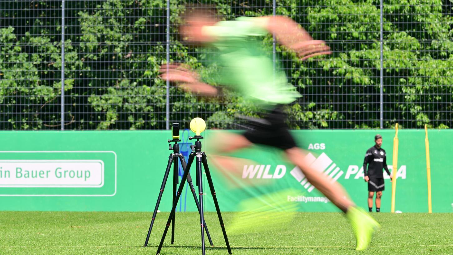 Rasant in die neue Runde: Jetzt wissen die Fürther Zweitliga-Profis, worauf sie hintrainieren. Der Spielplan für die Saison 2022/23 steht.