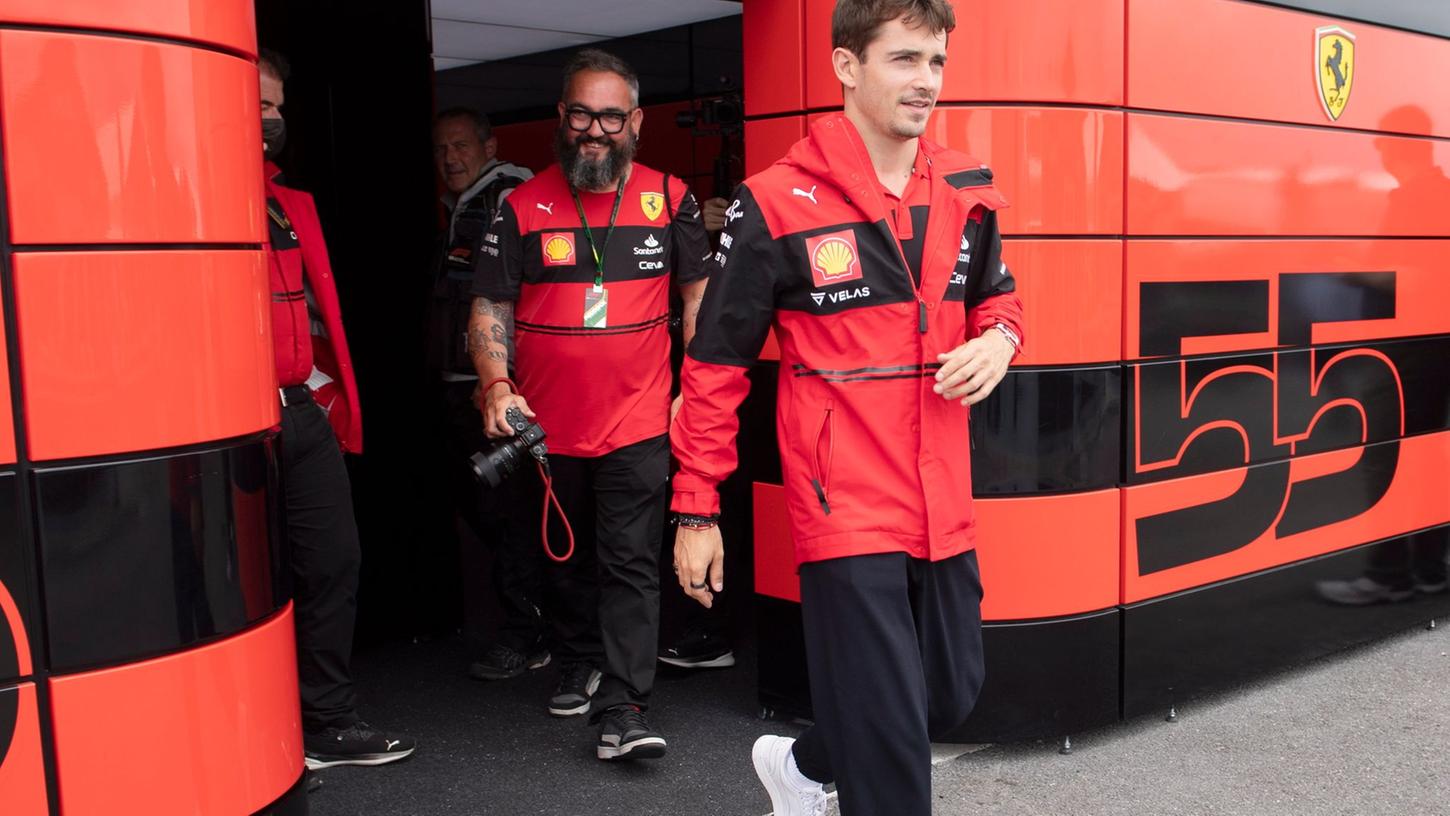 Muss noch so manche Herausforderung meistern: Ferrari-Pilot Charles Leclerc (r) im Fahrerlager. Muss noch so manche Herausforderung meistern: Ferrari-Pilot Charles Leclerc (r) im Fahrerlager.