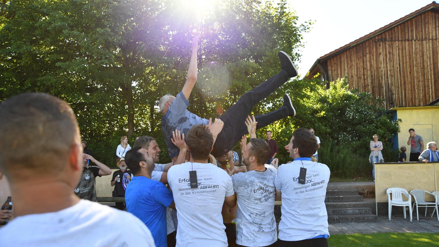 Eine Szene aus glücklichen Tagen: Der SV Stauf feierte im Frühsommer 2019 auf dem Gelände der DJK Neumarkt den Aufstieg in die Fußball-Kreisklasse. Danach ging es bergab. Nun startet der Verein einen Neuanfang in der B-Klasse. Eine Szene aus glücklichen Tagen: Der SV Stauf feierte im Frühsommer 2019 auf dem Gelände der DJK Neumarkt den Aufstieg in die Fußball-Kreisklasse. Danach ging es bergab. Nun startet der Verein einen Neuanfang in der B-Klasse.