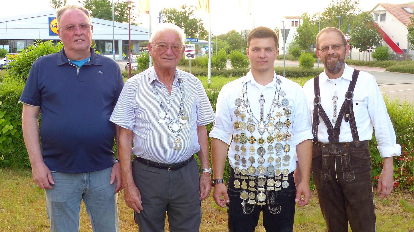 Klaus Bauer (rechts) gratulierte dem neuen Hohenstädter Luftgewehrkönig Valentyn Heiß, Roland Schwederski (links) gab die Aufliegend-Königskette an Herbert Holecek weiter.
