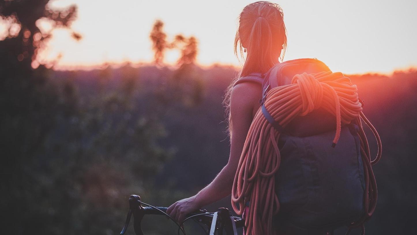 Mit dem Fahrrad zum Fels: Für die meisten schwer vorstellbar, für Sofie Paulus bereits Alltag. Sie engagiert sich dafür, dass die schlechte Umweltbilanz der Kletterer sich etwas verbessert.
Mit dem Fahrrad zum Fels: Für die meisten schwer vorstellbar, für Sofie Paulus bereits Alltag. Sie engagiert sich dafür, dass die schlechte Umweltbilanz der Kletterer sich etwas verbessert.