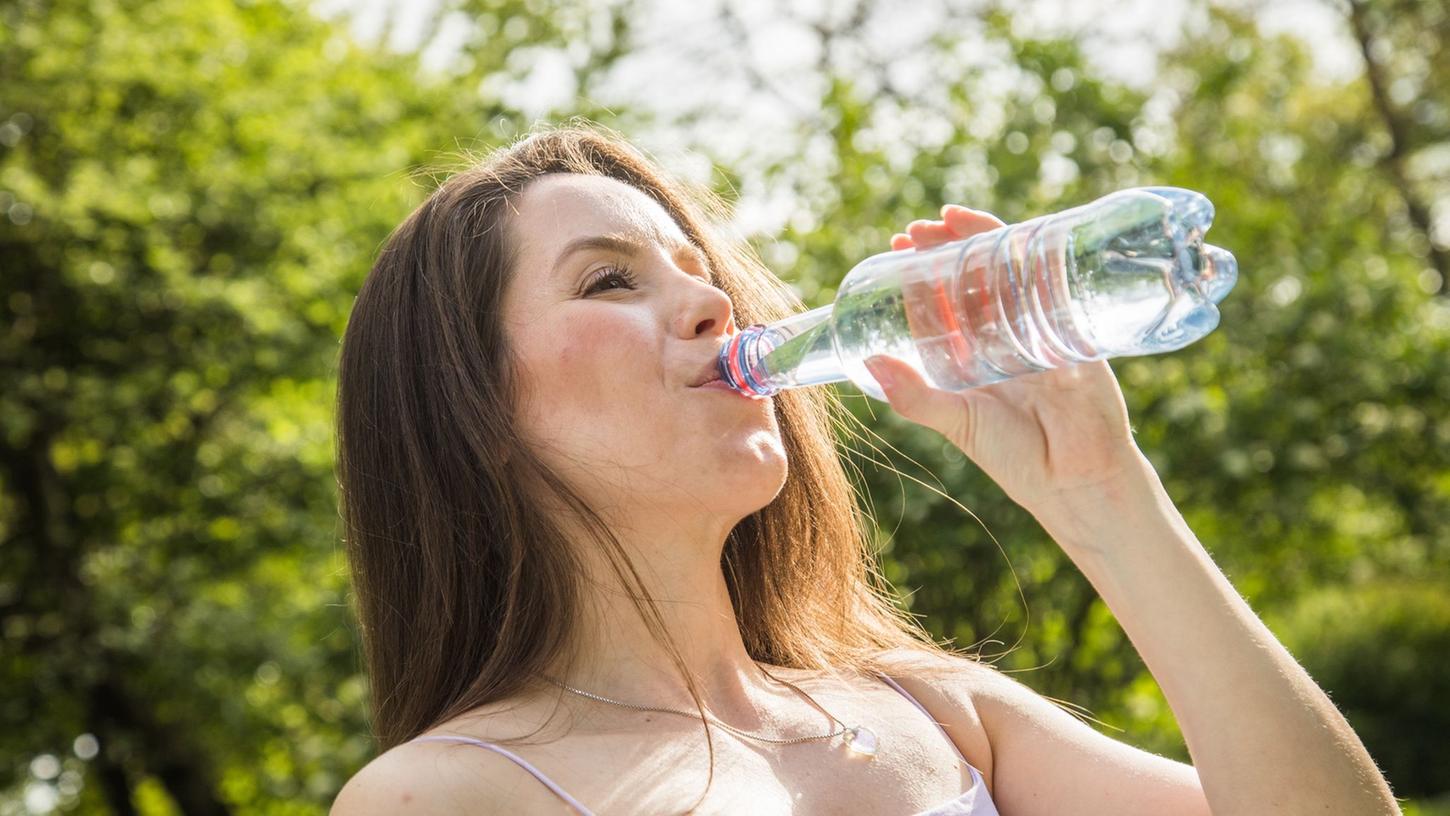 An heißen Tagen sollte man etwa zwei bis drei Liter trinken. Wer dafür ein natriumreiches Mineralwasser parat hat, tut sogar noch Gutes für den Salzhaushalt des Körpers. An heißen Tagen sollte man etwa zwei bis drei Liter trinken. Wer dafür ein natriumreiches Mineralwasser parat hat, tut sogar noch Gutes für den Salzhaushalt des Körpers.