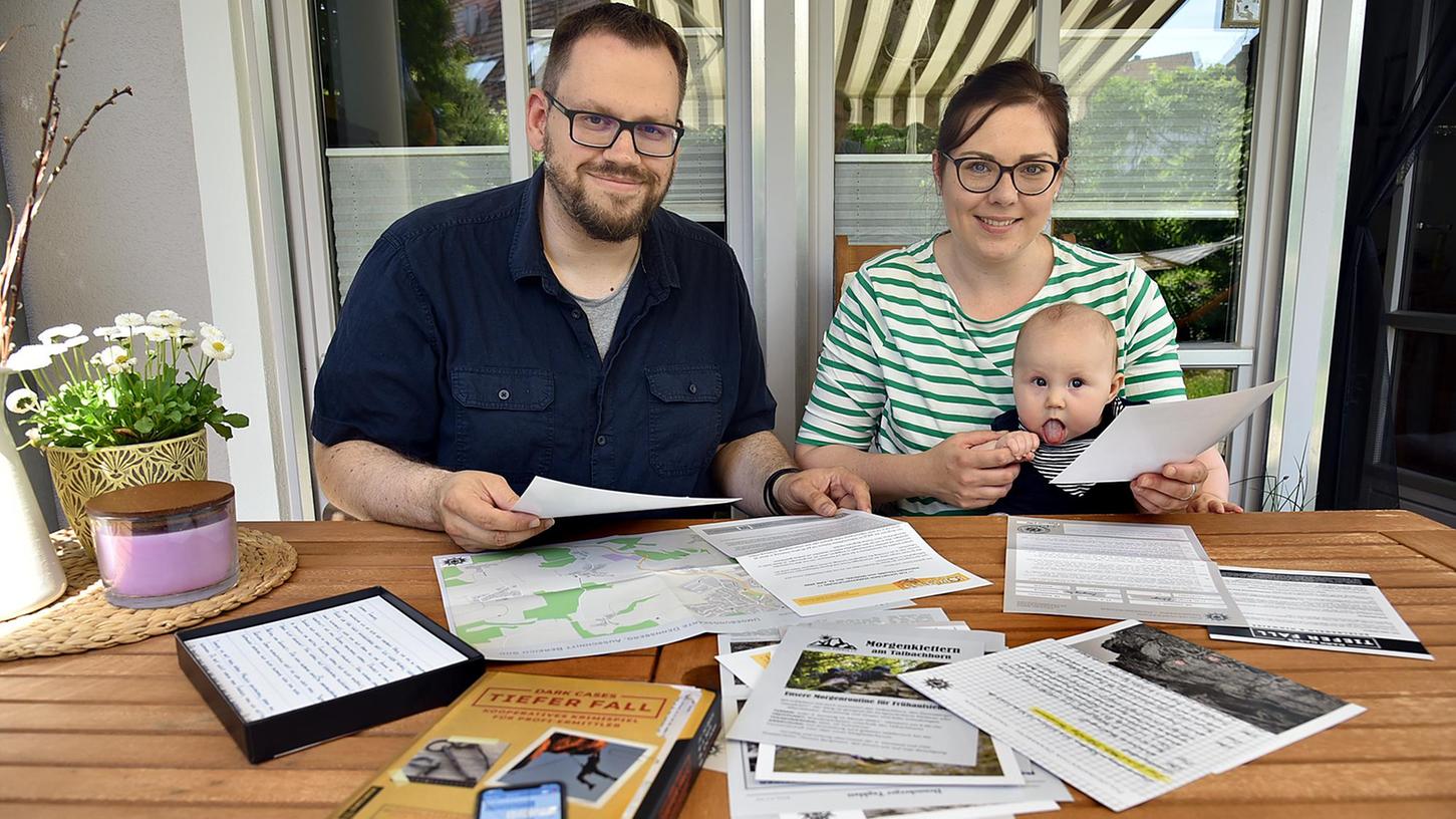 Im Kreis der Familie wird bereits gespielt: Krimi-Spiel-Erfinder Tobias Kühnlein widmet sich mit seiner Gefährtin Mona Dengler und Töchterchen Clea dem Spiel "Dark Cases - Tiefer Fall".
Im Kreis der Familie wird bereits gespielt: Krimi-Spiel-Erfinder Tobias Kühnlein widmet sich mit seiner Gefährtin Mona Dengler und Töchterchen Clea dem Spiel "Dark Cases - Tiefer Fall".