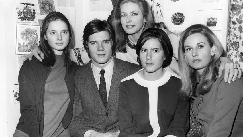 Die schwedische Schauspielerin Ingrid Bergman mit ihren Kindern (l-r) Isabella Rosselini, Roberto Rosselini, Ingrid Rosselini und Pia Lindström. 