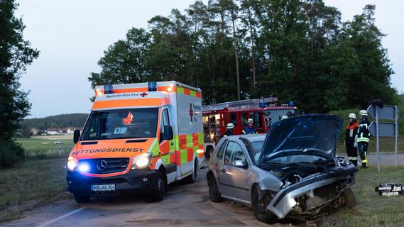 Sonne blendet Fahrerin: Schwerer Unfall am Kreisverkehr in Rehenbühl