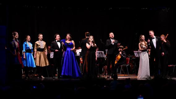 Das Ensemble, das eher einem Kammerorchester gleicht, kann ukrainische Volkslieder, italienische Oper, französische Chansons, britische Musicals...
