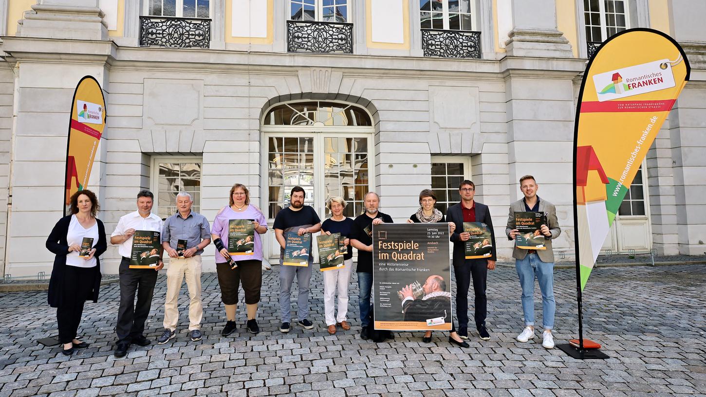 Festspiele im Quadrat präsentieren (von links) Birgit Klopfer, Martin Etschel, Ernst Berendes, Sabine Siebenhaar, Martin Wegele, Regina Bremm, Ralf Herrmann, Nadja Wilhelm, Philip Schürlein und Oliver Raapke.