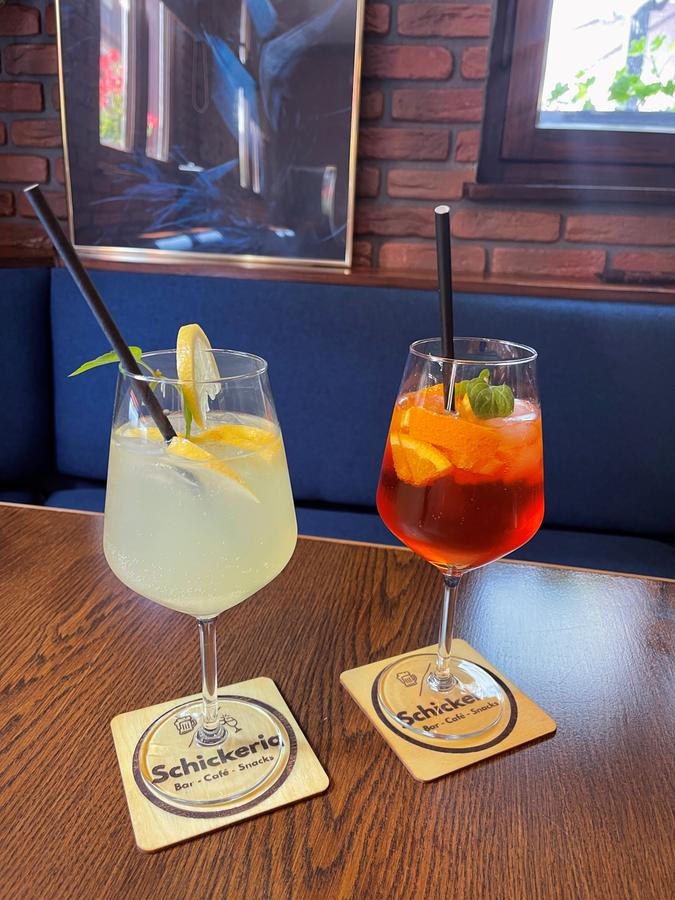 Die Schickeria in Hersbruck hat Limoncello- und klassischen Aperol-Spritz zu bieten. Die Schickeria in Hersbruck hat Limoncello- und klassischen Aperol-Spritz zu bieten.