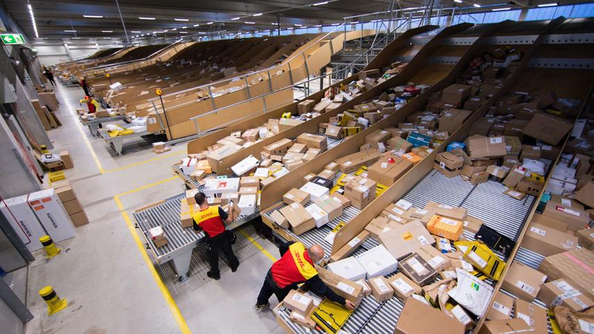 Vieles geht in der Logistikbranche heute vollautomatisch. Aber trotzdem braucht man noch Mitarbeiter, die am Ende des Tages die Pakete auch anpacken.