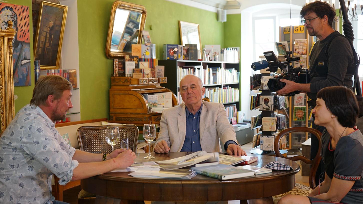 Hanns Zischler feiert am heutigen Samstag seinen 75. Geburtstag. Vor zwei Jahren war er auf Stippvisite in der Weißenburger Buchhandlung Meyer, weil er zusammen mit einem Fernsehteam die Stationen seines ersten Romans besucht.
Hanns Zischler feiert am heutigen Samstag seinen 75. Geburtstag. Vor zwei Jahren war er auf Stippvisite in der Weißenburger Buchhandlung Meyer, weil er zusammen mit einem Fernsehteam die Stationen seines ersten Romans besucht.