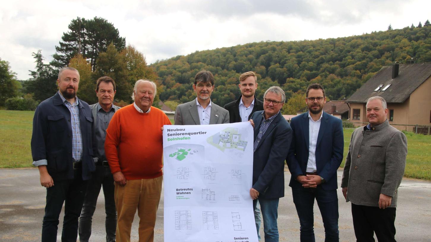 Solnhofen bekommt ein Seniorenquartier auf dem bisherigen Festplatz: Sven Emmerling (Diakonie), Gemeinderat Manfred Schneider, Investor Dr. Michael Bücker, Diakonie-Geschäftsführer Matin Ruffertshöfer, Architekt Jochen Radegast, Bürgermeister Tobias Eberle und sein Stellvertreter Joachim Schröter stellten im Oktober vergangenen Jahres die Pläne vor.
Solnhofen bekommt ein Seniorenquartier auf dem bisherigen Festplatz: Sven Emmerling (Diakonie), Gemeinderat Manfred Schneider, Investor Dr. Michael Bücker, Diakonie-Geschäftsführer Matin Ruffertshöfer, Architekt Jochen Radegast, Bürgermeister Tobias Eberle und sein Stellvertreter Joachim Schröter stellten im Oktober vergangenen Jahres die Pläne vor.