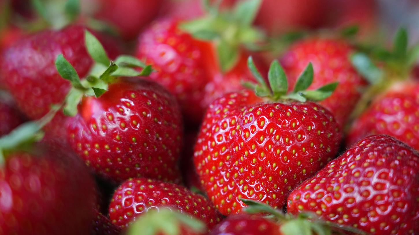 So waschen Sie Ihre Erdbeeren richtig und sorgen gleichzeitig für eine längere Haltbarkeit.
So waschen Sie Ihre Erdbeeren richtig und sorgen gleichzeitig für eine längere Haltbarkeit.