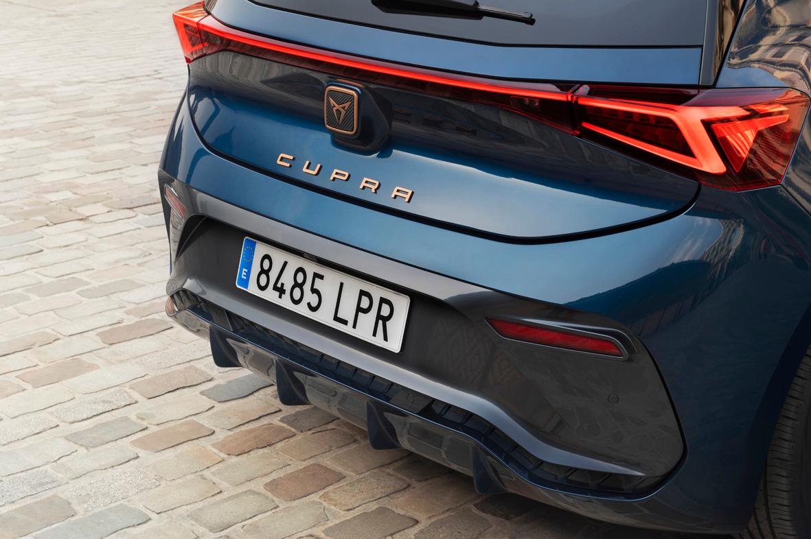 Das Heck zeigt nur den Cupra-Schriftzug - von "Born" ist nichts zu lesen.