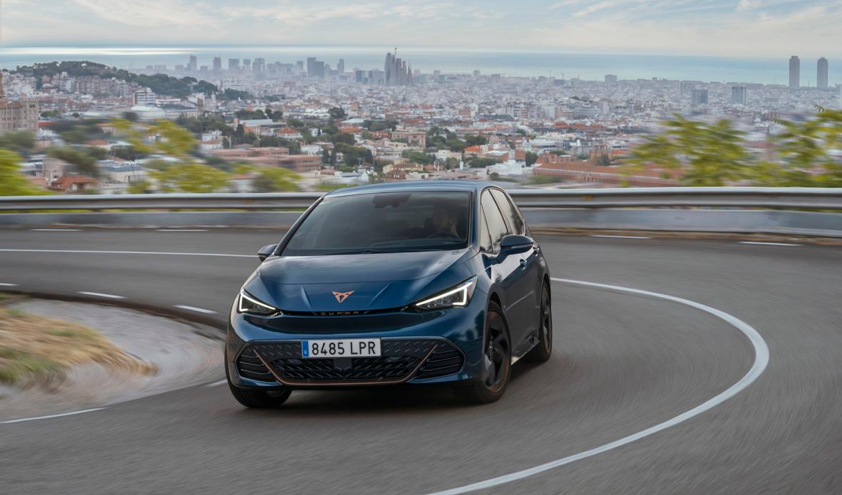 Den Basis-Born treibt ein 150 kW/204 PS starker, im Heck verbauter Elektromotor an. Als Energiespeicher dient ein Lithium-Ionen-Akku der Kapazität 58 kWh.