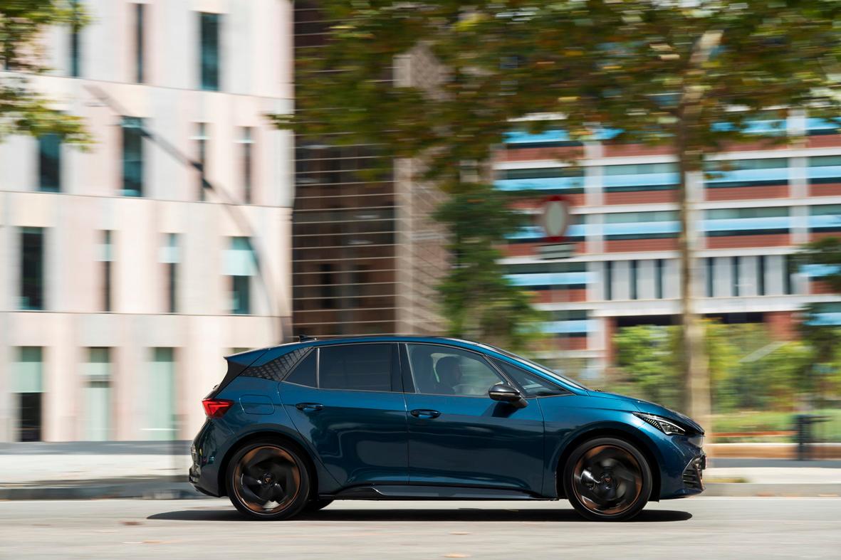 An der Wechselstrom-Wallbox lädt der Cupra Born dreiphasig und mit bis zu 11 kW, an der Gleichstrom-Schnellladestation bedient er sich mit bis zu 120 kW.