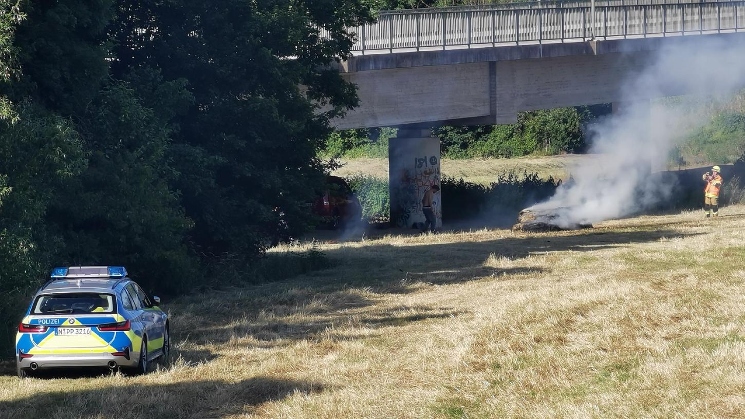 Am frühen Freitagabend (17. Juni) brannte ein Heuballen unterhalb der Rednitztalbrücke im Rother Westring. Das Feuer war schnell gelöscht – wie sich nun jedoch herausstellte, war die Ursache wohl Brandstiftung.