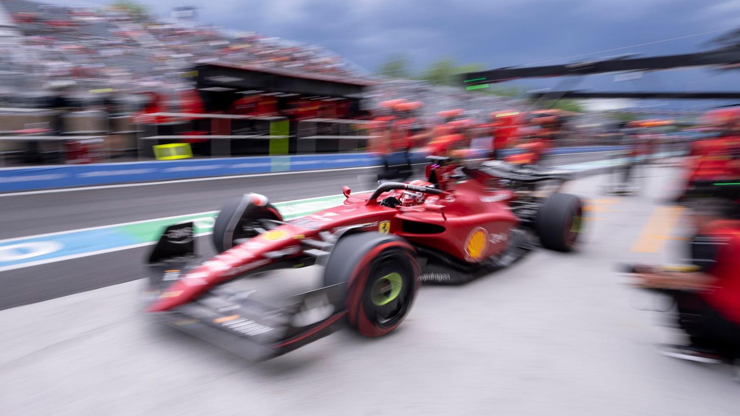 Ferrari-Pilot Charles Leclerc fährt während des zweiten Trainings von seiner Box weg. Ferrari-Pilot Charles Leclerc fährt während des zweiten Trainings von seiner Box weg.
