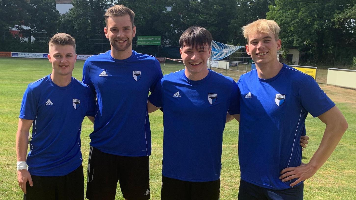 Vier der sechs Jahn-Neuzugänge (von links): Benedikt Sinelis, Tom Bezold, Jonas Hagen und Benedikt Kühn.
Vier der sechs Jahn-Neuzugänge (von links): Benedikt Sinelis, Tom Bezold, Jonas Hagen und Benedikt Kühn.