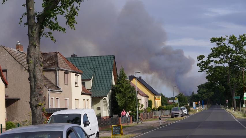 Dichter Rauch steigt über den Horizont. Bereits 2018 hatten in Treuenbrietzen mehrere Tage lang Flammen in dem Waldstück gewütet. Dabei waren rund 400 Hektar Wald zerstört worden.