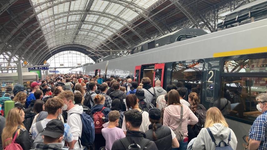Mehr Kunden: Die Bahn ist zufrieden mit dem 9-Euro-Ticket. Im Regional- und S-Bahn-Verkehr seien etwa 25 Prozent mehr Menschen unterwegs als im gleichen Zeitraum des Vorjahres, teilte der Konzern mit.   
