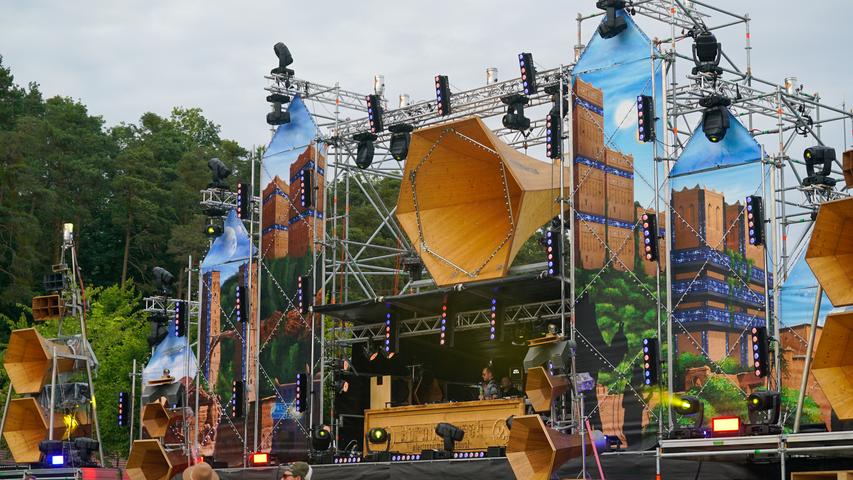 Die Bühne ist wieder mit den Real Horns bestück, die für ordentlich Wucht im Sound des Festivals sorgen.
