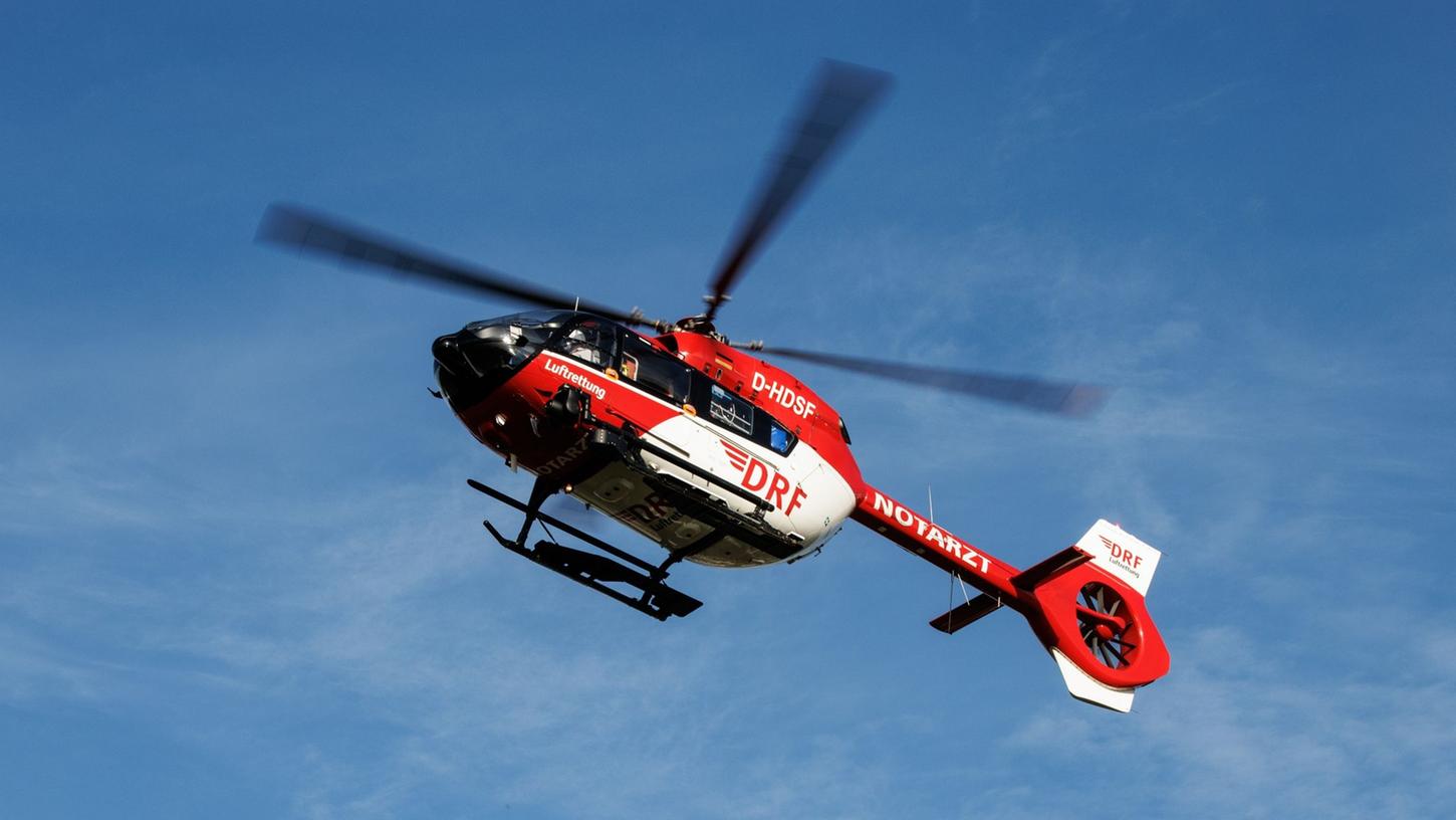 Nachdem ein Mann beim Schwimmen in der Donau mehrmals unter Wasser geriet, musste er mit einem Rettungshubschrauber in eine Klinik gebracht werden.