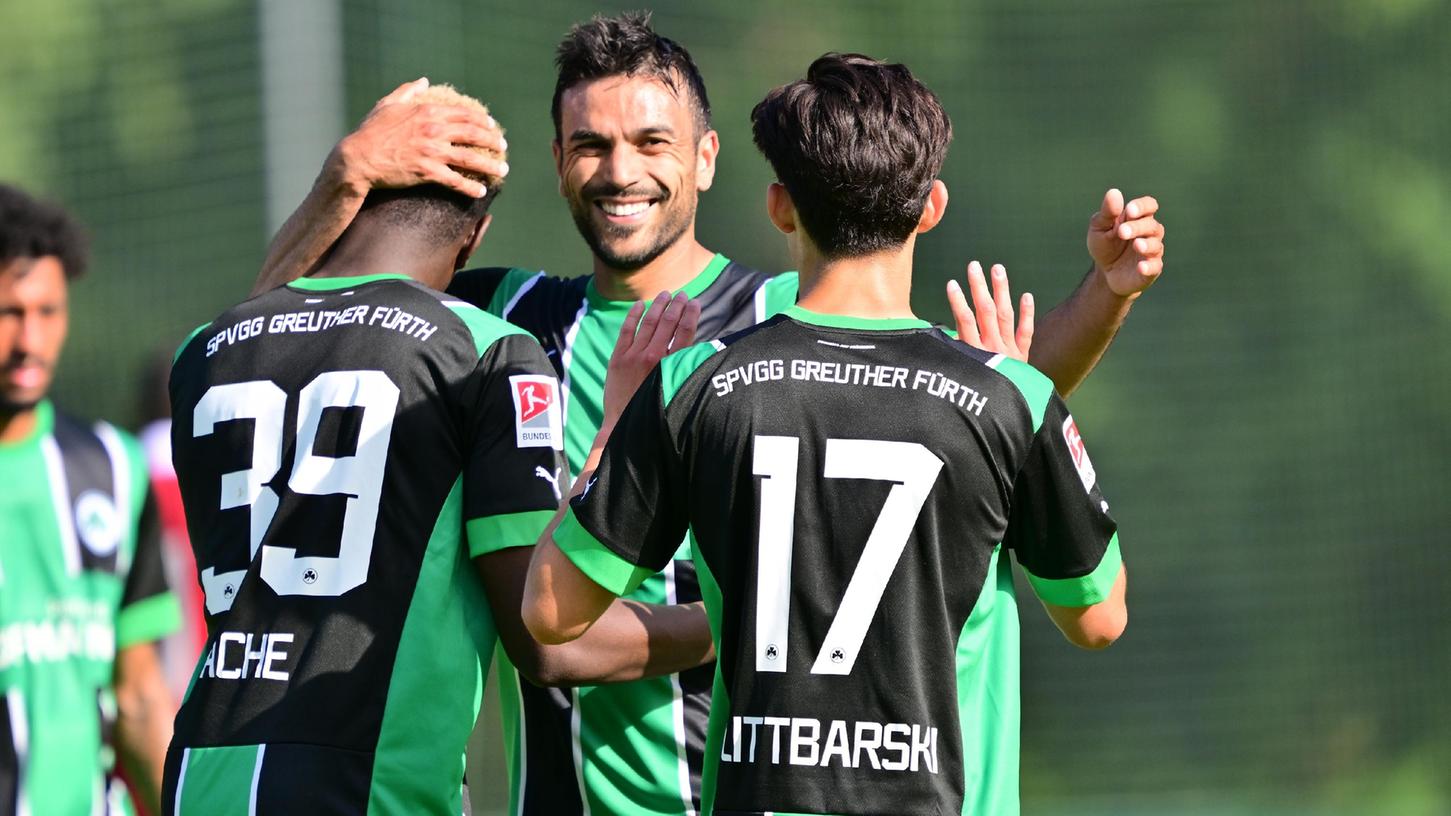 Neuzugang Ragnar Ache (links) traf gleich zweimal.
Neuzugang Ragnar Ache (links) traf gleich zweimal.