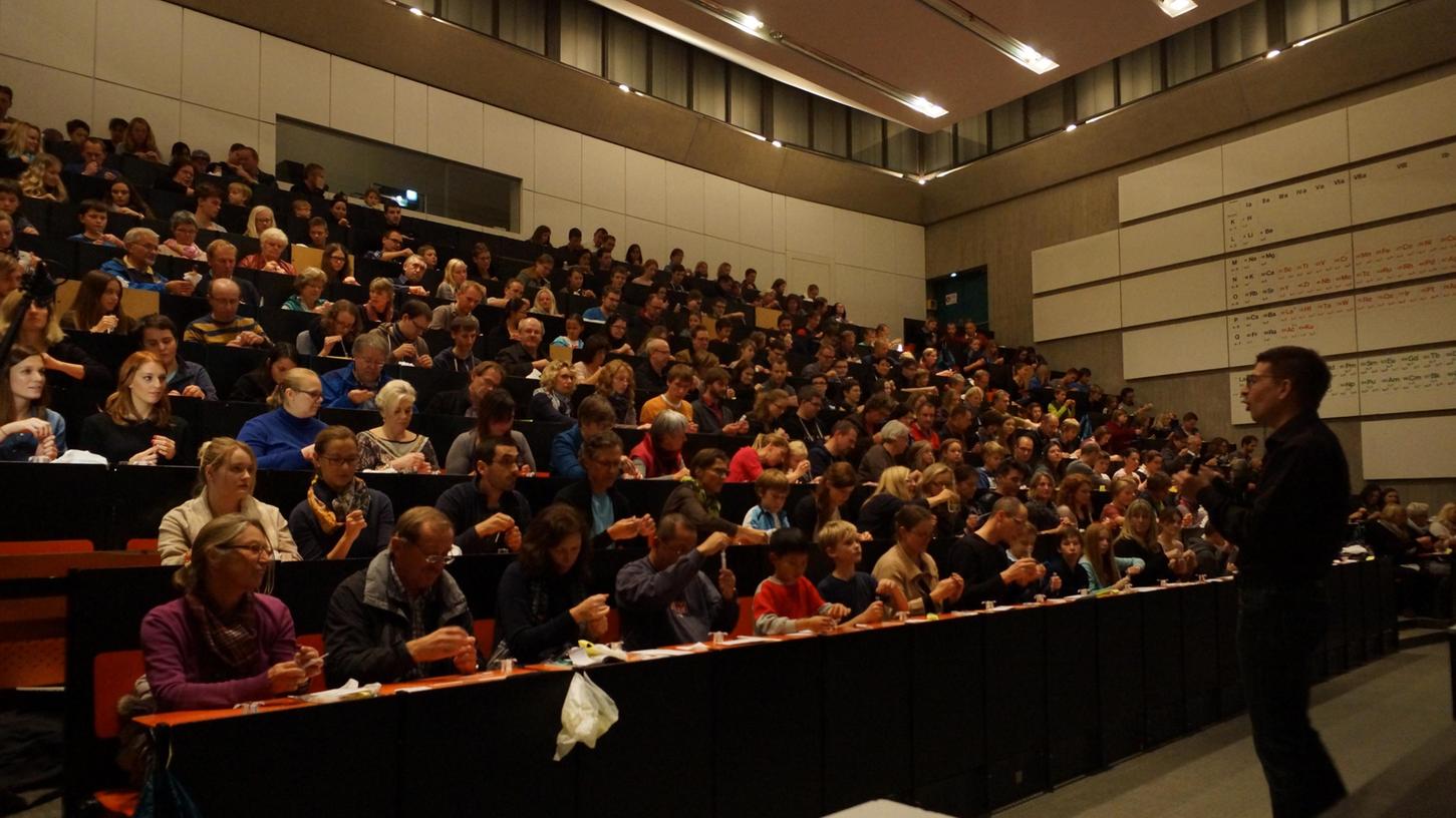Der Hörsaal der FAU bei einer gut besuchten Veranstaltung. Bei dem Foto handelt es sich um ein Symbolbild.
Der Hörsaal der FAU bei einer gut besuchten Veranstaltung. Bei dem Foto handelt es sich um ein Symbolbild.