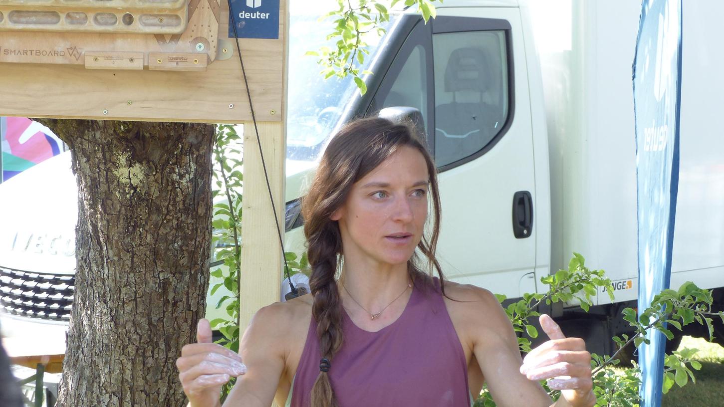 Tipps vom Profi: Geduldig stellte sich Melissa le Nevé den Fragen der Workshop-Teilnehmer, nachdem das eigentliche Programm wegen eines untauglichen Hangboards (im Hintergrund) nicht durchgezogen werden konnte.
Tipps vom Profi: Geduldig stellte sich Melissa le Nevé den Fragen der Workshop-Teilnehmer, nachdem das eigentliche Programm wegen eines untauglichen Hangboards (im Hintergrund) nicht durchgezogen werden konnte.