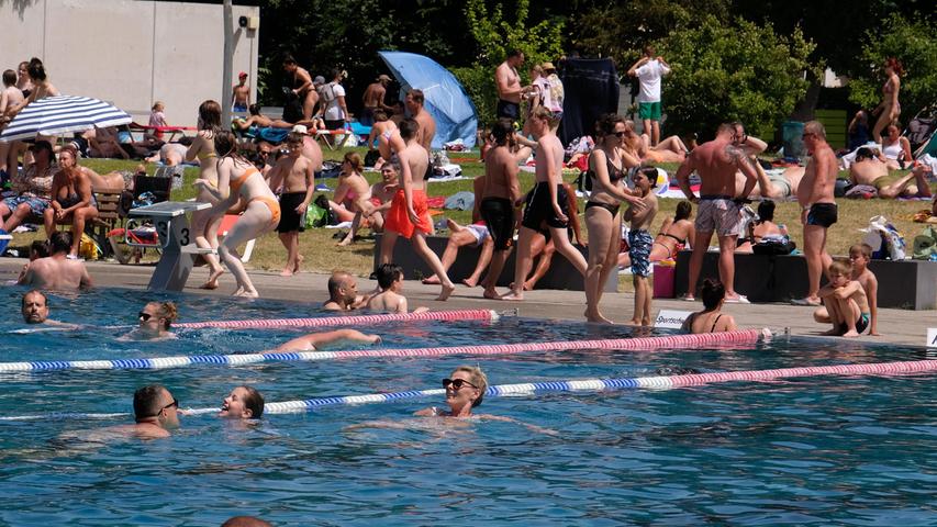Ob im Schwimmbecken oder auf den Liegewiese: Das Westbad platzte am Samstag förmlich aus allen Nähten. 