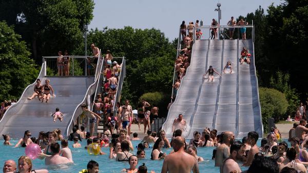 Das Westbad: Stehplätze im Becken werden knapp, wenn die Sommerhitze über die Stadt herfällt.
