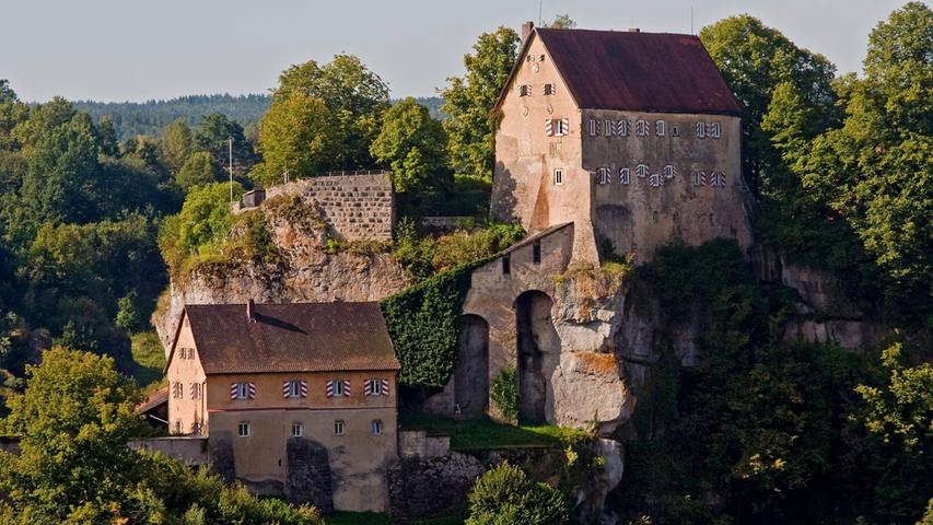...die Fränkische Schweiz mit Touristenmagneten wie Burg Pottenstein.