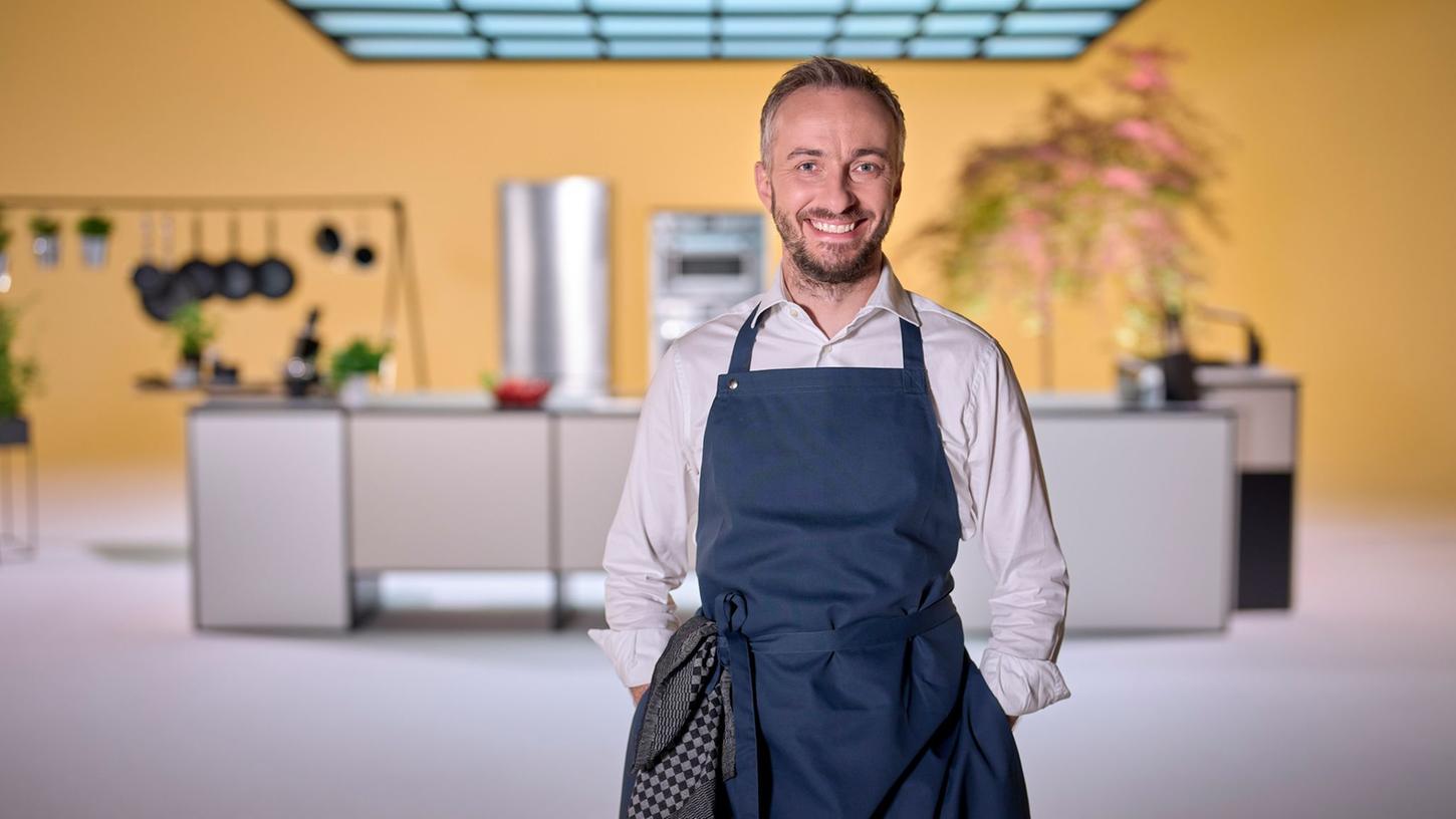 Der Satiriker Jan Böhmermann steht in der Kulisse der ZDFneo-Koch-Talk-Show "Böhmi brutzelt". Der Satiriker Jan Böhmermann steht in der Kulisse der ZDFneo-Koch-Talk-Show "Böhmi brutzelt".