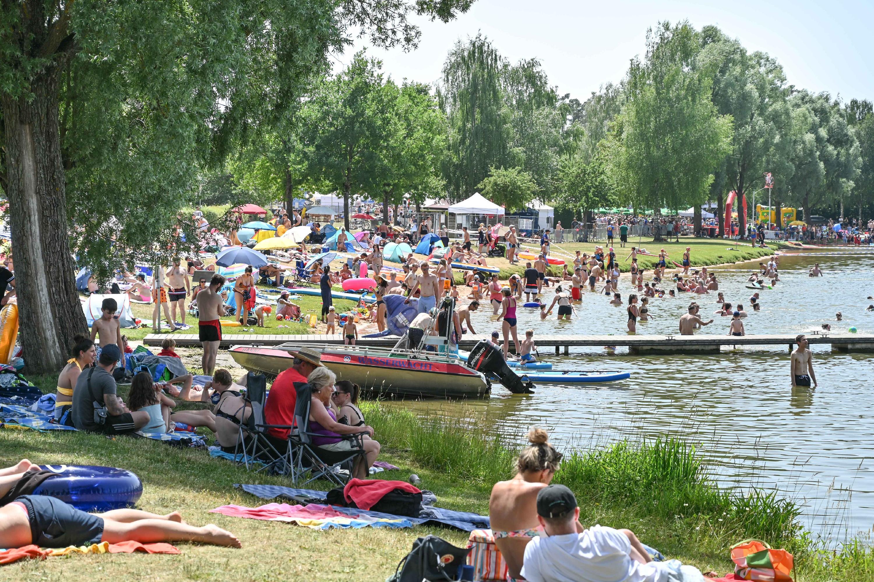 Jedes noch so kleine Plätzchen im Schatten war belegt. Die Menschen zog es an die Seen zum Baden, Entspannen und Abschalten vom Alltag.