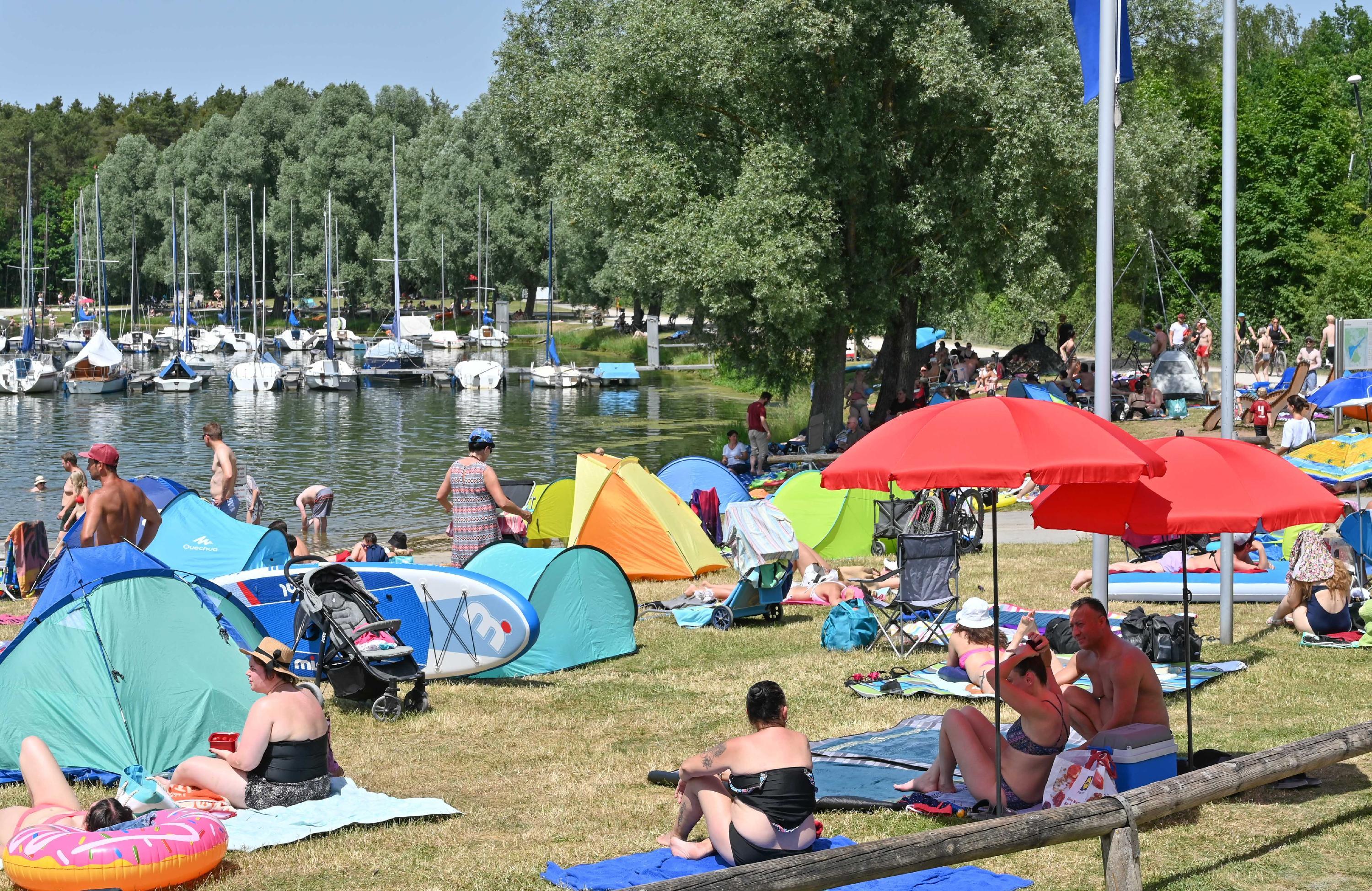 Zelte und Schirme, wohin das Auge blickt.