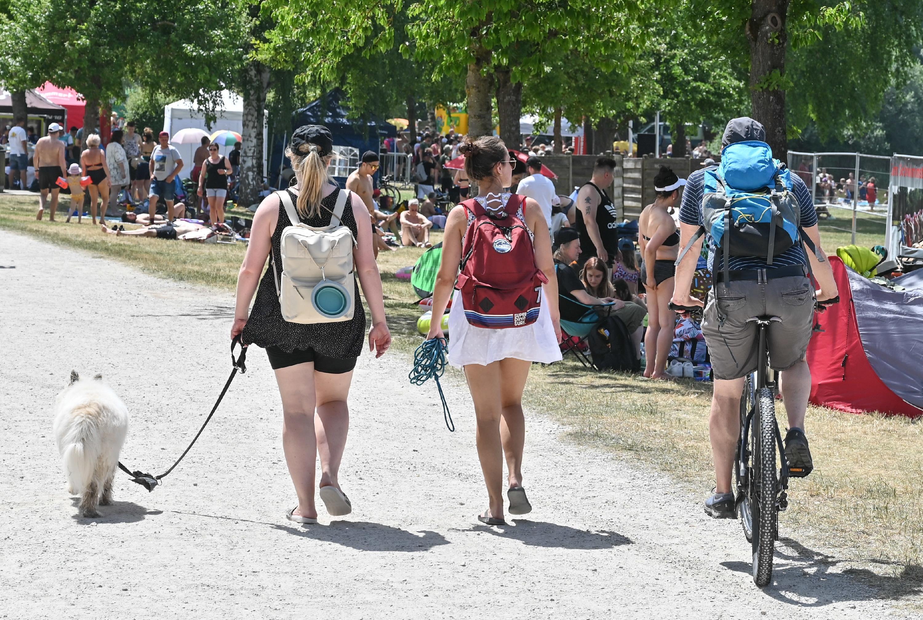 Eine Runde um den Rothsee und dann ein Radler für uns und einen Napf voll Wasser für unsere Vierbeiner.