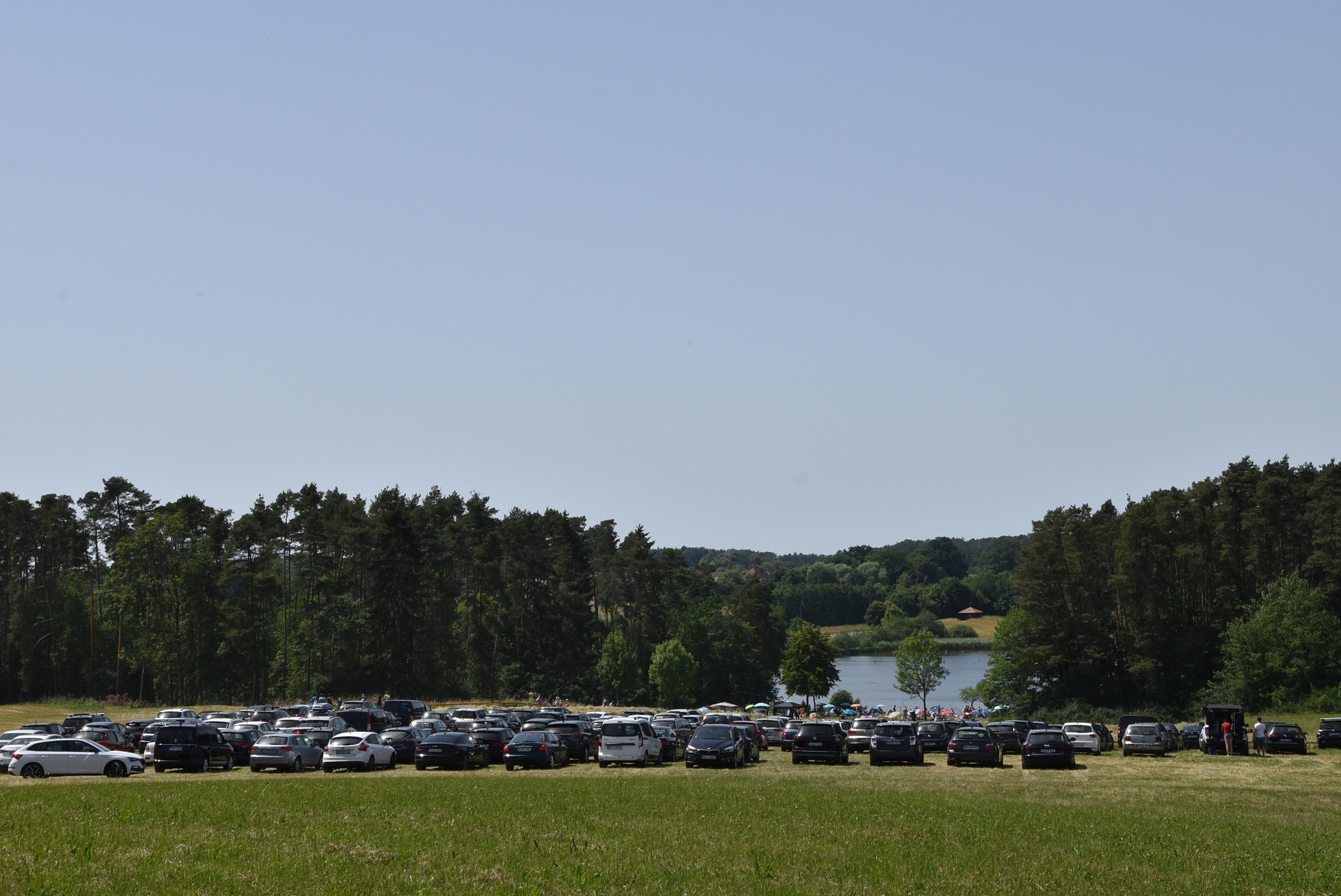 Auf Wiesen parken - nicht ganz ungefährlich bei dieser Trockenheit.