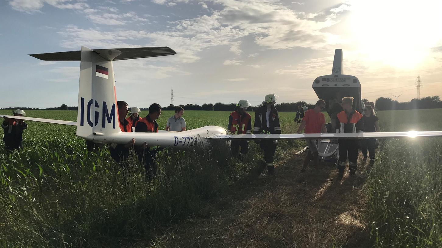 Bei Raitenbuch hat eine junge Pilotin eine Außenlandung ihrem Segelflugzeug in einem Maisacker gemacht, weil sie keine Thermik mehr fand. Die Freiwillige Feuerwehr half, die unbeschädigte Maschine aus dem Acker zu tragen, damit sie im Transportanhänger verstaut werden konnte. Bei Raitenbuch hat eine junge Pilotin eine Außenlandung ihrem Segelflugzeug in einem Maisacker gemacht, weil sie keine Thermik mehr fand. Die Freiwillige Feuerwehr half, die unbeschädigte Maschine aus dem Acker zu tragen, damit sie im Transportanhänger verstaut werden konnte.