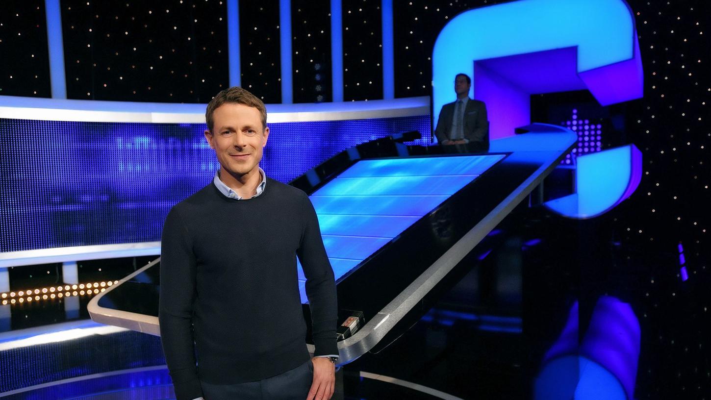 Der Moderator Alexander Bommes steht in der Studiokulisse von "Gefragt - Gejagt": Die Quizshow lief erstmals 2012 im NDR und seit 2015 im ARD-Vorabendprogramm. Der Moderator Alexander Bommes steht in der Studiokulisse von "Gefragt - Gejagt": Die Quizshow lief erstmals 2012 im NDR und seit 2015 im ARD-Vorabendprogramm.