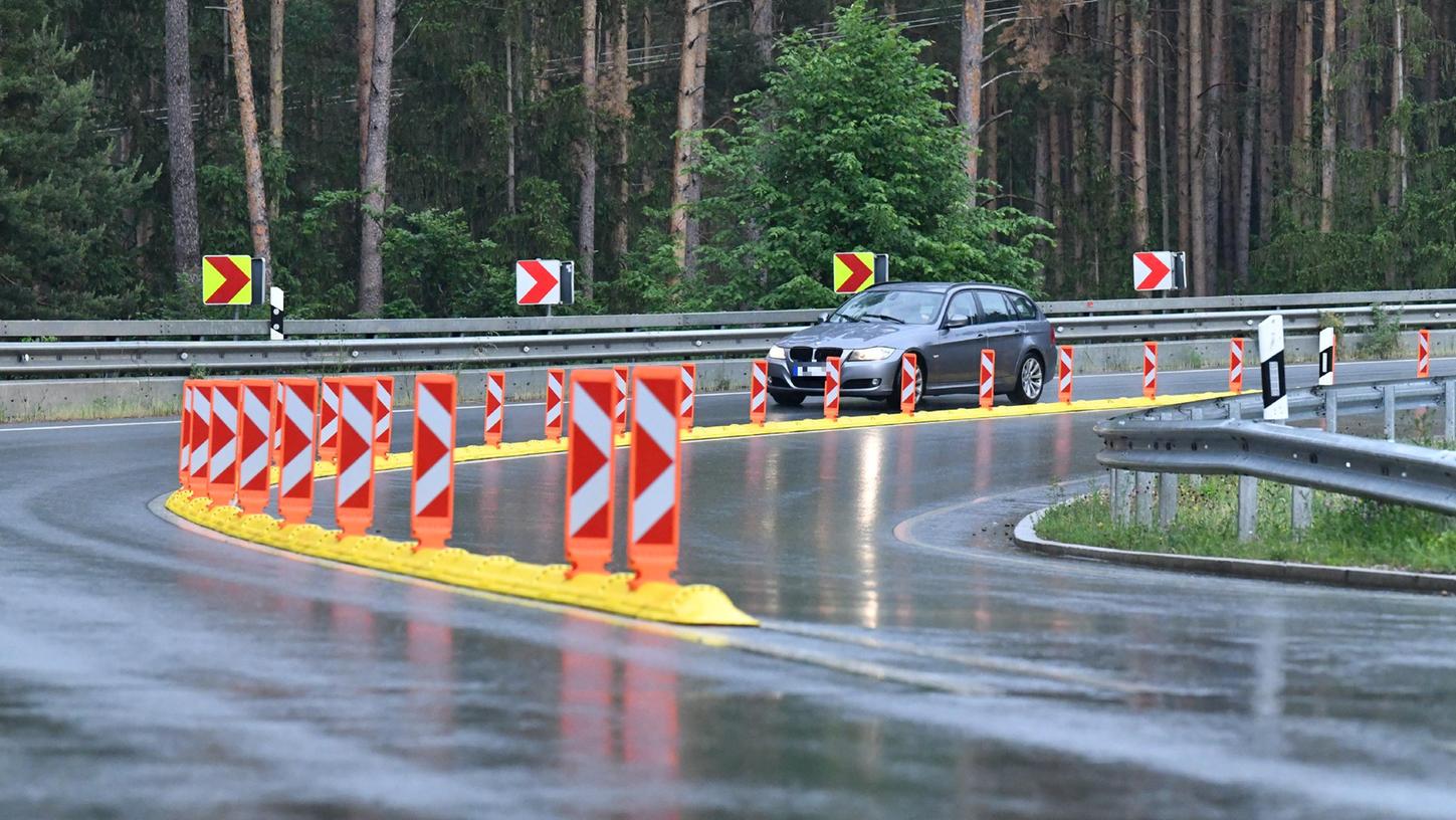 Erst vor wenigen Wochen wurden Mittelleitschwelle an der Weißmarter aufgestellt. Sie sollen Motorradfahrer ausbremsen. Geblitzt wird an der engen Kurve aber weiterhin. 