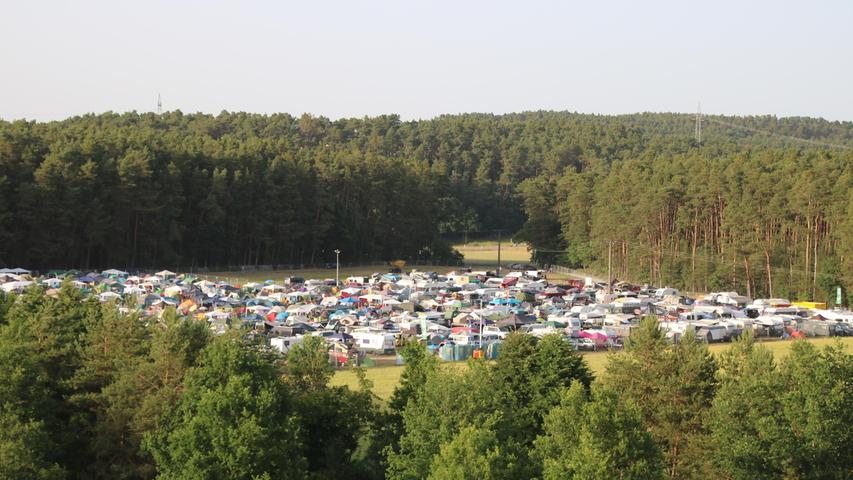 Am Campingplatz war es allerdings das Wochenende vermutlich bei gut 30 Grad nicht immer ein Vergnügen. Auch deshalb füllt sich der Festivalstrand an den Festivaltagen stets früh.
