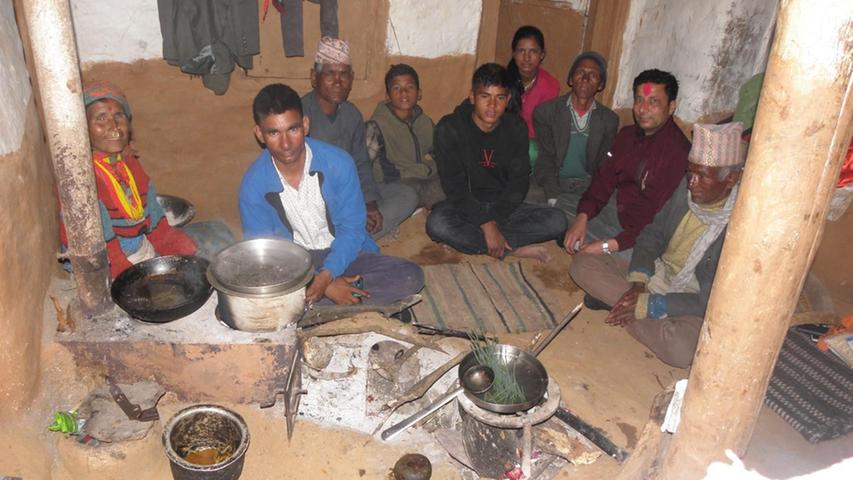Shyam Pandit (2.v.re.), einer der lokalen Koordinatoren in Kathmandu, zu Gast bei Antragstellern  Him Bahadur Shahi (2.v.li.).
