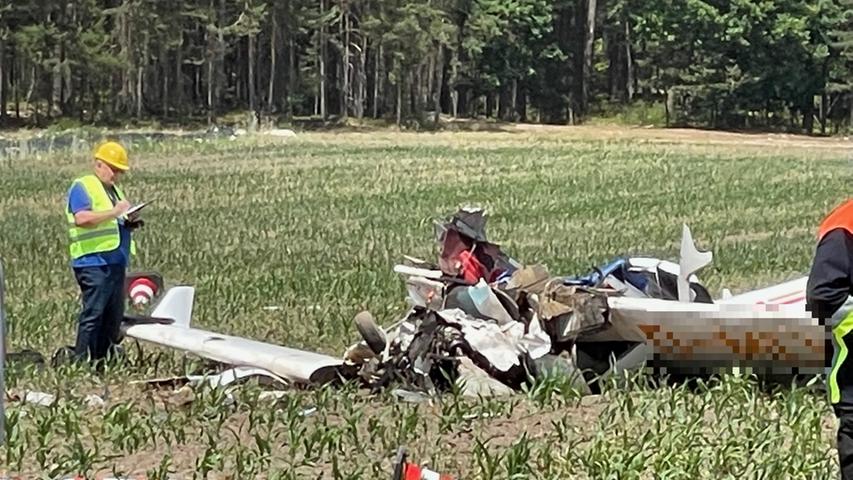 Das Bild zeigt das abgestürzte Wrack auf einem Acker am Flugplatz Gauchsdorf im Landkreis Roth.