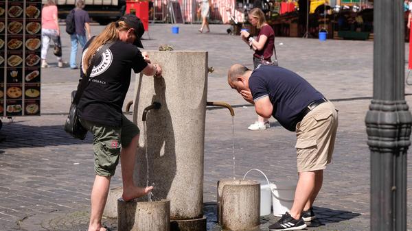 Die Temperaturen bewegen sich Richtung 40 Grad. Da ist jede Gelegenheit zur Abkühlung recht. In Nürnberg sind die Brunnen zum Glück zahlreich.