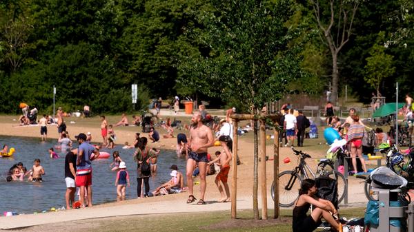 Die Norikusbucht am Wöhrder See hat sich zu einem beliebten Treffpunkt an heißen Tagen entwickelt. Hier findet sich die einzige Stelle am See, an der Baden erlaubt ist.
