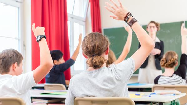Lehrer unterrichtet Schüler in Klasse einer Schule