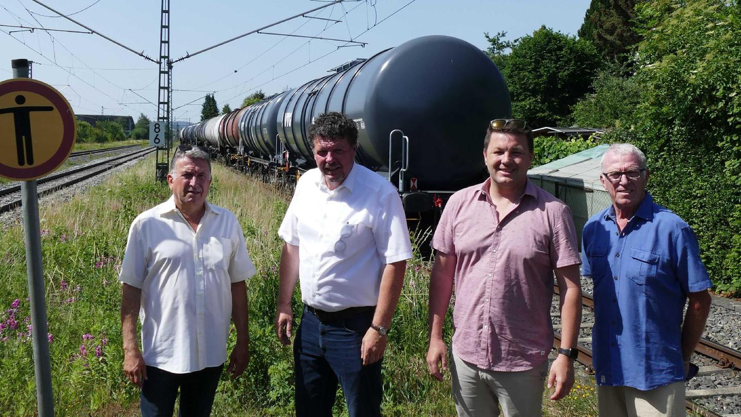 Sind mit der Aktion "Gleiswatching" sehr zufrieden: Klaus Drotziger, Alfons Brandl, Tobias Kamm und Bernhard Amend. Hinter ihnen steht ein halber Güterzug, der Dieselkraftstoff an Bord hat, und seit Mittwoch auf Gleis 4 parkt.1 Sind mit der Aktion "Gleiswatching" sehr zufrieden: Klaus Drotziger, Alfons Brandl, Tobias Kamm und Bernhard Amend. Hinter ihnen steht ein halber Güterzug, der Dieselkraftstoff an Bord hat, und seit Mittwoch auf Gleis 4 parkt.1