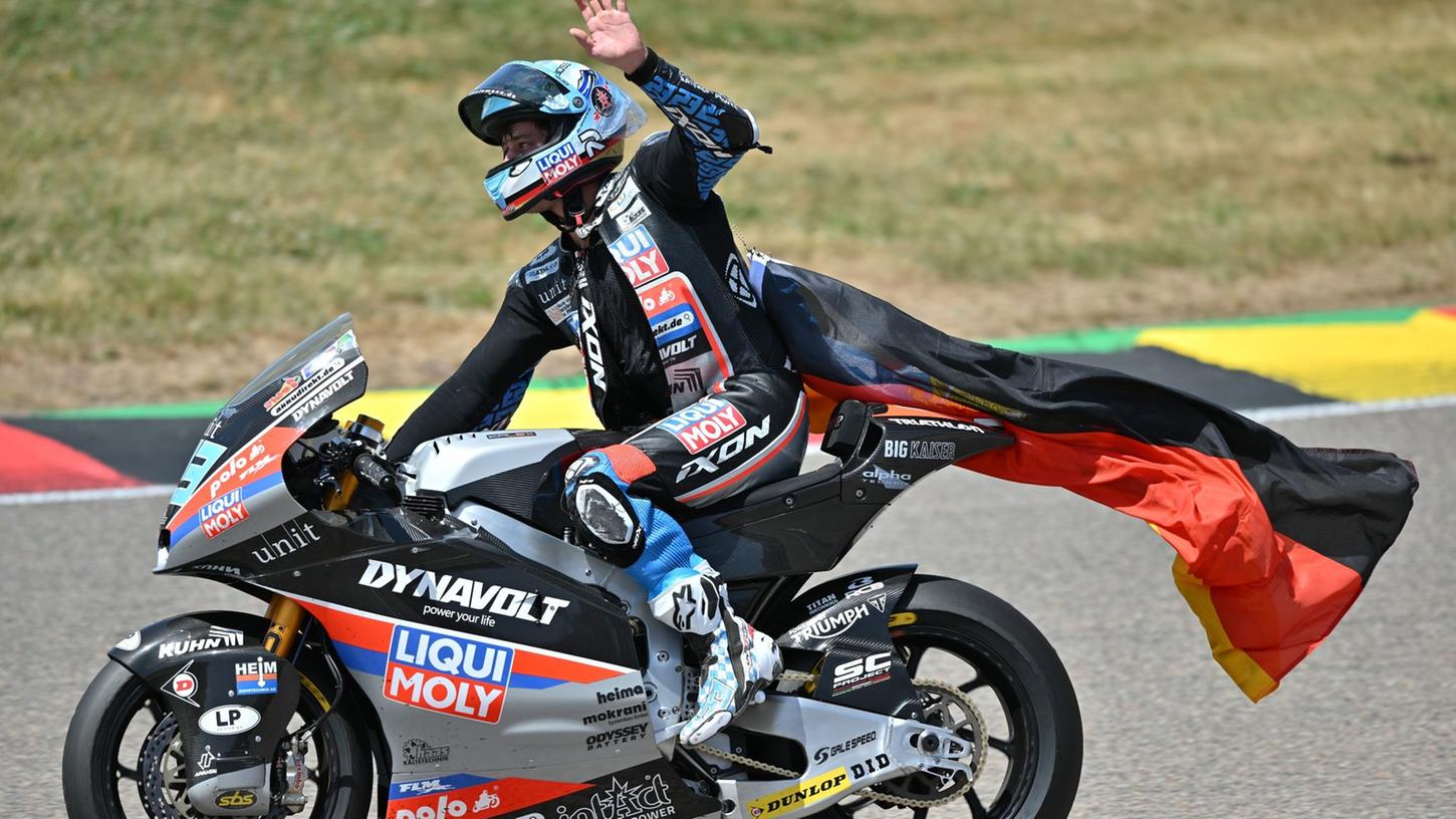 Marcel Schrötter vom Liqui Moly Intact GP Team winkt nach dem Rennen den Zuschauern. Er wurde Vierter in der Klasse Moto3. Marcel Schrötter vom Liqui Moly Intact GP Team winkt nach dem Rennen den Zuschauern. Er wurde Vierter in der Klasse Moto3.