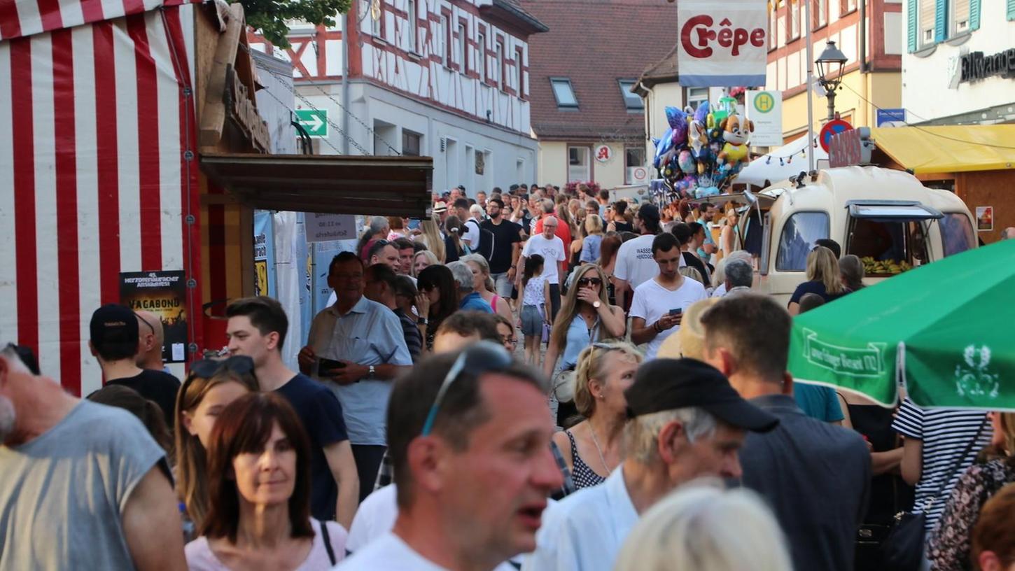 Die Herzogenauracher genossen ihr Altstadtfest. Nur beim Musikprogramm auf dem Kirchenplatz kam es zu einem "Zwischenfall", über den sich die MIH ärgert.
Die Herzogenauracher genossen ihr Altstadtfest. Nur beim Musikprogramm auf dem Kirchenplatz kam es zu einem "Zwischenfall", über den sich die MIH ärgert.