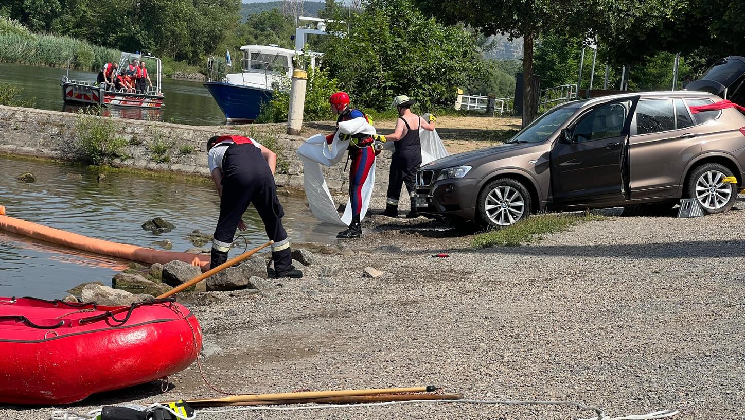 Am Sonntag hat ein Paar einen 83-jährigen Mann aus seinem Auto gerettet, nachdem dieses in den Main gerollt ist.
Am Sonntag hat ein Paar einen 83-jährigen Mann aus seinem Auto gerettet, nachdem dieses in den Main gerollt ist.